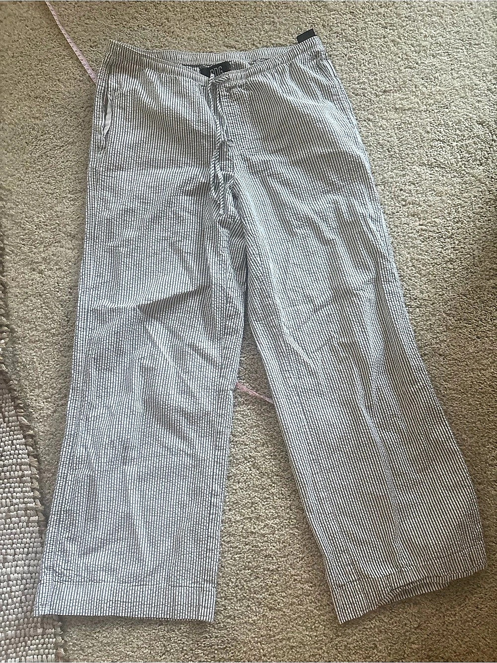 BDG URBAN OUTFITTERS
Big Striped Straight Leg Pants in White & Black Size Small